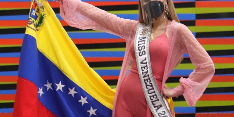 Miss Venezuela fue recibida por entre música, aplausos y flores en el aeropuerto de Miami