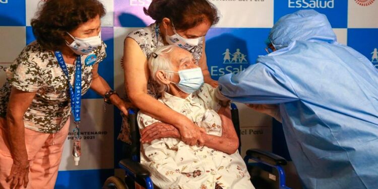 Perú ha aplicado dos millones de vacunas a su población