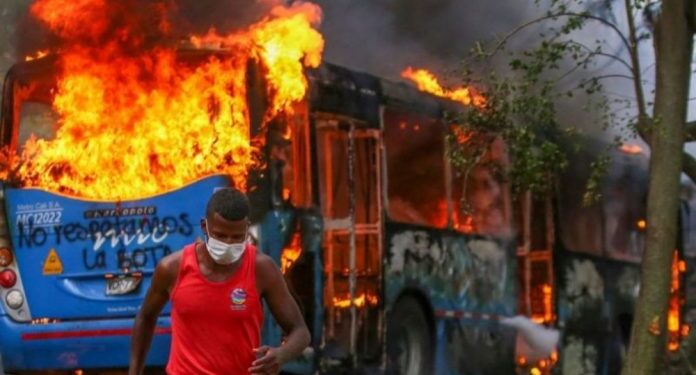 Violentos choques en Cali dejan heridos de bala y caos