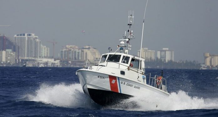 Dos muertos y 10 desaparecidos al volcarse una embarcación al sur de Florida