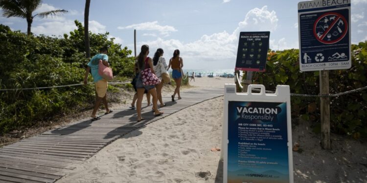 Turistas latinoamericanos se vacunan en la playa de Miami Beach