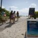 Turistas latinoamericanos se vacunan en la playa de Miami Beach