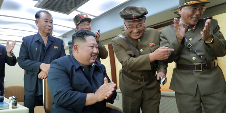 Kim Jong Un apresó a tres jóvenes por escuchar K-pop