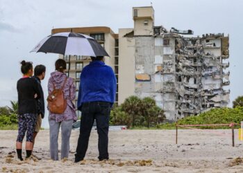 Comienza la evacuación voluntaria del edificio gemelo del que se derrumbó en Florida
