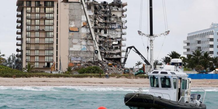 Vuelve a subir la cifra de fallecidos en el derrumbe de Miami Beach