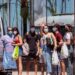 Cientos de jóvenes contagiados en macrobrote de covid en España