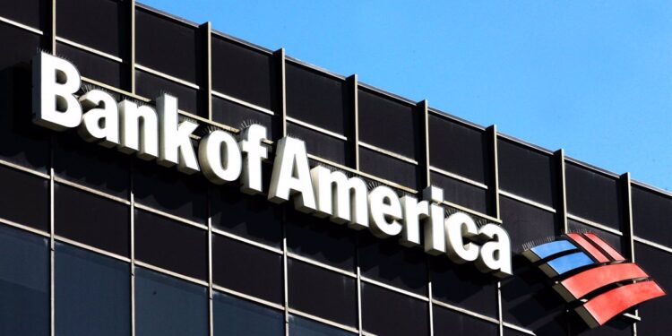 Bank of America, multado con casi 10 millones en EE.UU. por cobrar comisiones excesivas a miles de clientes