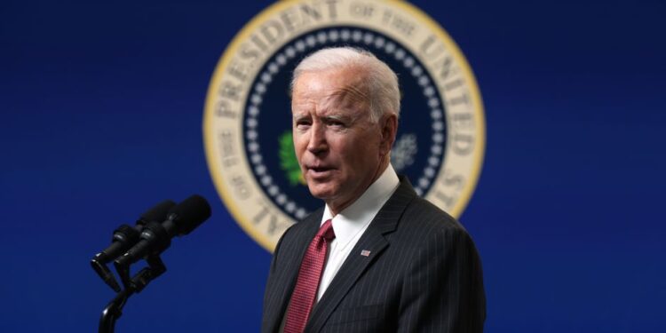Biden sale a su primera gira fuera de EEUU y firmó orden para revocar la prohibición de Trump a TikTok y WeChat