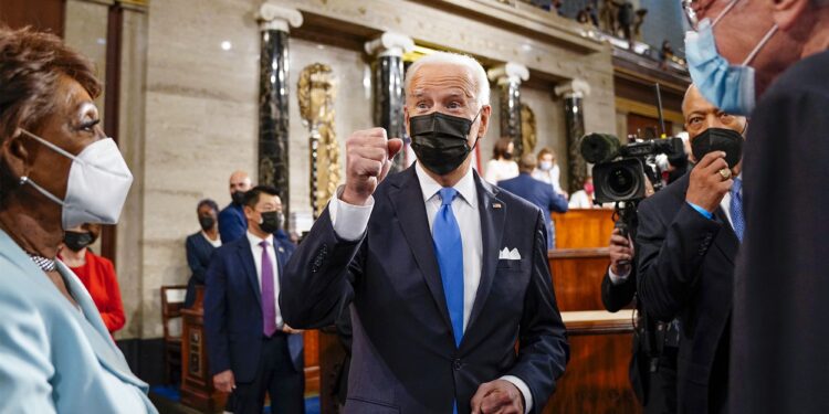 Biden sale a su primera gira fuera de EEUU y firmó orden para revocar la prohibición de Trump a TikTok y WeChat