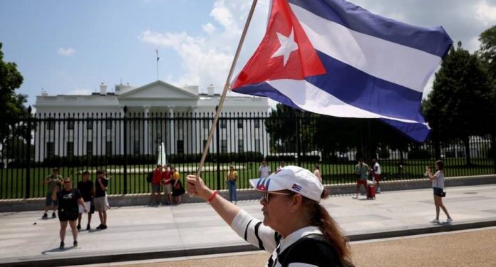 Cientos de cubanos protestaron frente a la Casa Blanca al grito de ¡libertad!