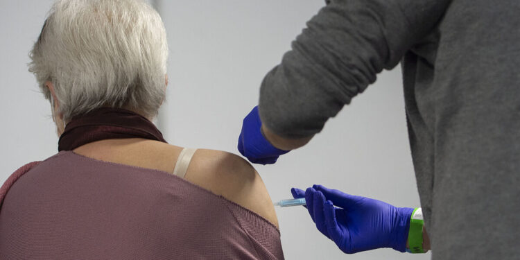 Una mujer belga no vacunada contrajo dos variantes de COVID simultáneamente