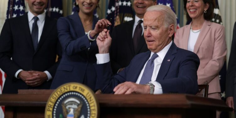 Medicamentos en Estados Unidos podrían bajar de precio gracias a orden de Biden