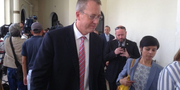 James Story: Misión de la UE debe dar una respuesta «sin grises» sobre elecciones