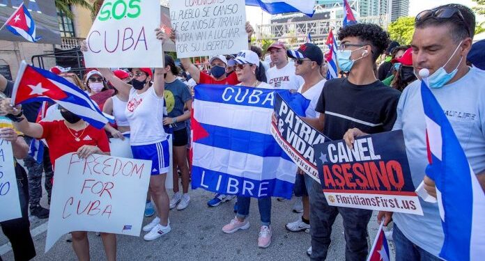 Los cubanos de Miami exigen a Biden acciones concretas para liberar a Cuba