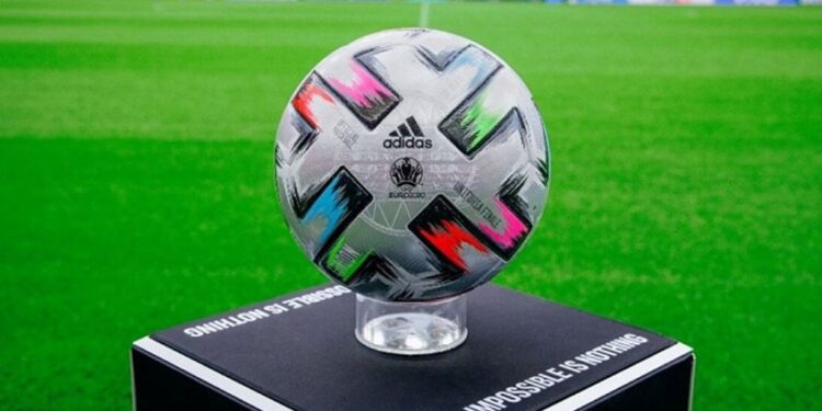 Adidas presenta el balón para las semifinales y la final de la Eurocopa