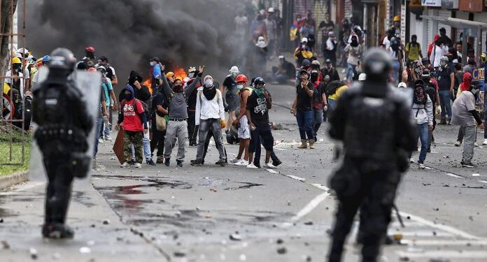 Al menos 22 detenidos y 21 policías heridos en protestas en Colombia