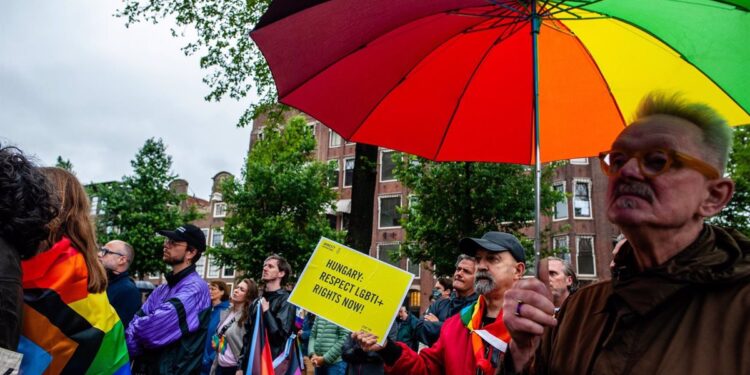 El editor de un libro infantil de temática LGTBI huye de Hungría tras las amenazas que recibía