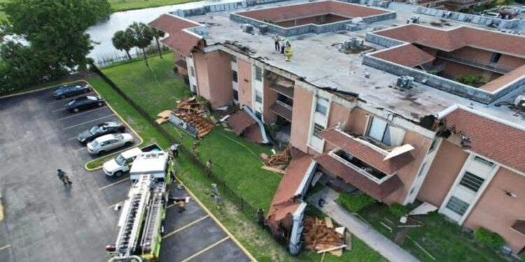 Colapsó el techo de un edificio en Miami-Dade