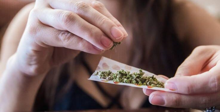 Estudio sugiere una relación entre el consumo de cannabis y la suicidalidad en adultos jóvenes