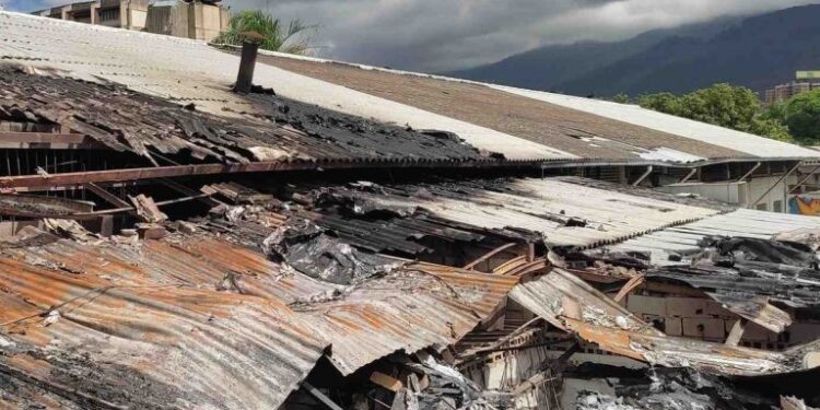 Temen que ceda el techo de la Escuela de Estudios Políticos y Administrativos de la UCV