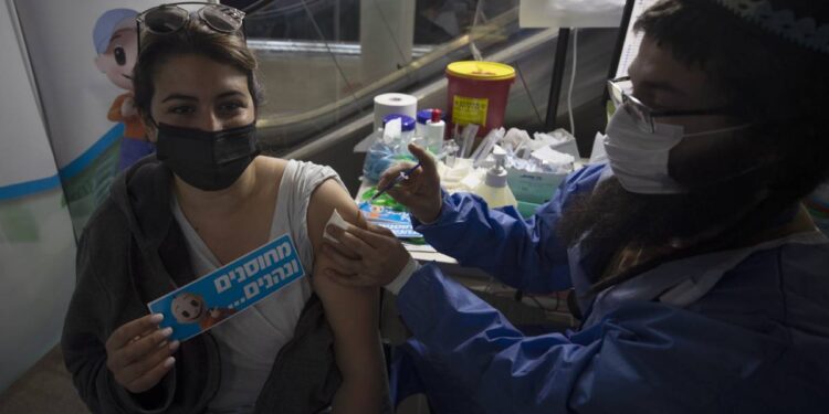 Israel está a un paso de volverse la primera nación en probar una vacuna oral contra el covid-19