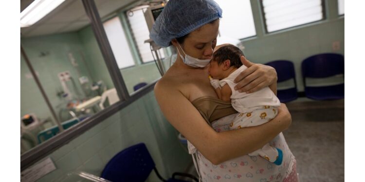 Trabajar o cuidar a sus hijos: el dilema de las latinoamericanas en tiempos de pandemia