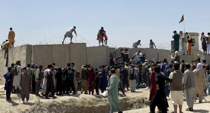 Pánico en Kabul tras toma del poder de los talibanes en Afganistán