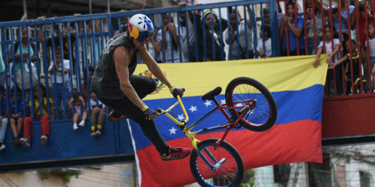 Daniel Dhers vuela con su bici en la Cota 905