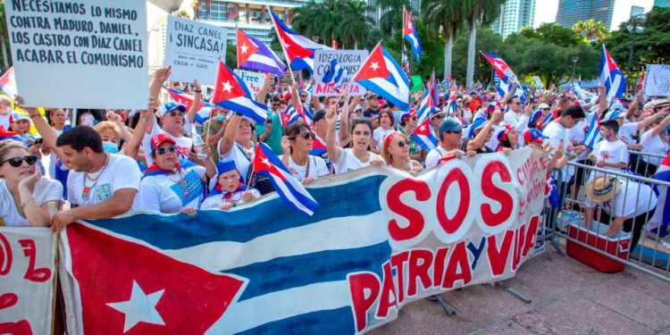 Miles de manifestantes en Miami piden libertad para Cuba, Venezuela y Nicaragua