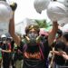 Los jóvenes se ponen la mascarilla más por proteger a los demás que por sí mismos, según un estudio europeo