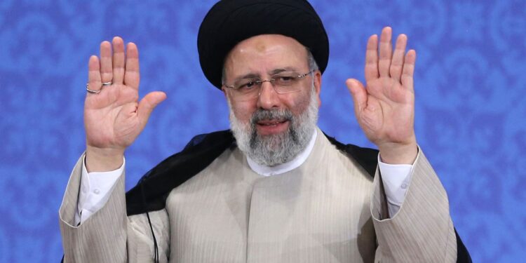 Jamenei confirma oficialmente al ultraconservador Ebrahim Raisi como presidente de Irán