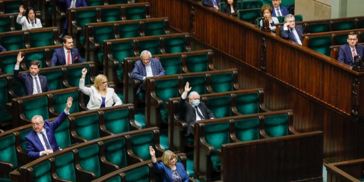 Legislativo de Polonia aprobó una ley criticada por Israel que limita los reclamos de las víctimas del Holocausto