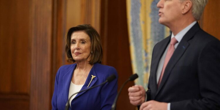 Críticas contra el líder republicano de la Cámara de EEUU al bromear con agredir a Pelosi con un mazo