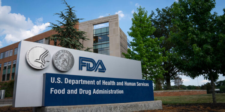 ¿Qué significa la aprobación plena de una vacuna por parte de la FDA?