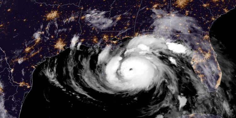 «Ida» cobra fuerza hasta convertirse en huracán de categoría 4 a pocas horas de llegar a Luisiana