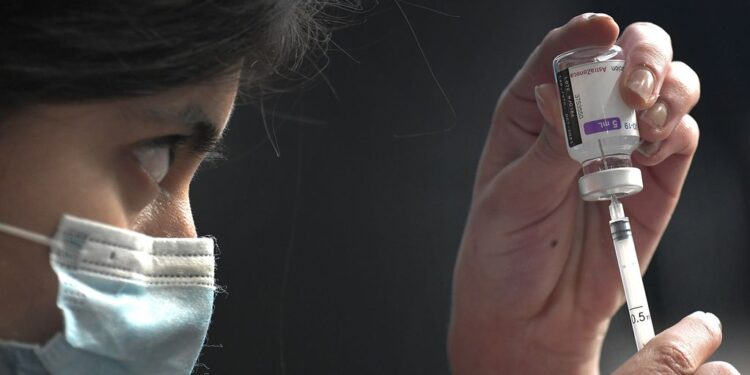 Vacunarse de la gripe reduce la probabilidad de ingresar en UCI por Covid-19, según un estudio