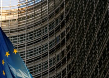 UE vuelve a imponer restricciones a viajes no esenciales desde EE UU