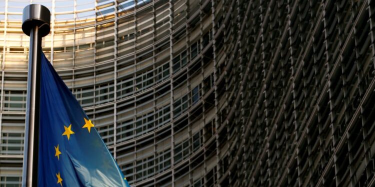 UE vuelve a imponer restricciones a viajes no esenciales desde EE UU