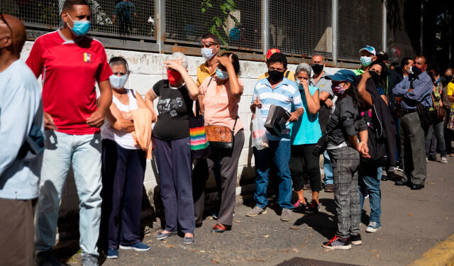Denuncia escasez de la segunda dosis de la vacuna Sinopharm en Caracas