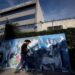 Fans mexicanos pintan un mural y dejan flores por salud de Vicente Fernández