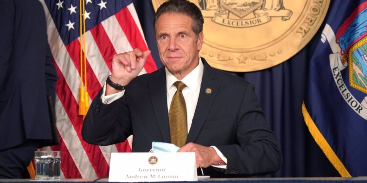 Una de las mujeres que denunció agresiones sexuales por parte de Cuomo presenta una demanda penal en su contra