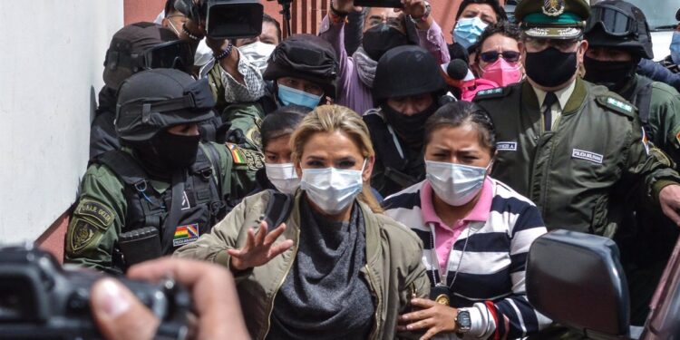 Áñez es trasladada a un hospital y su defensa critica que al hacerlo sin avisar es «un atentado a su vida»