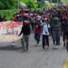 Caravana de migrantes, entre ellos venezolanos, sale de México a EEUU