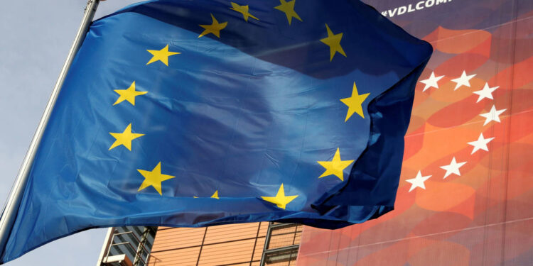 UE vuelve a imponer restricciones a viajes no esenciales desde EE UU