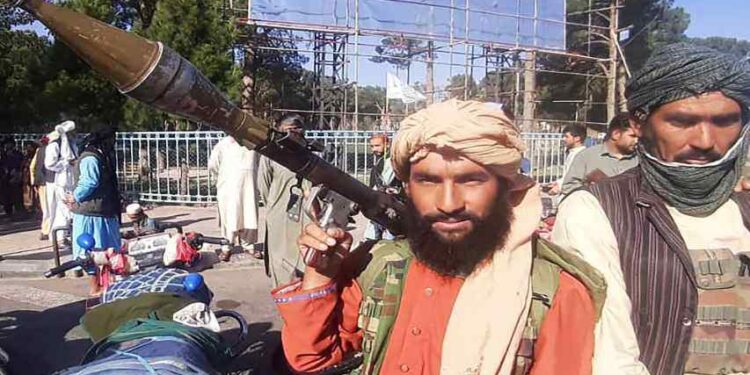 Talibanes llegan a afueras de Kabul y negocian transición de poder