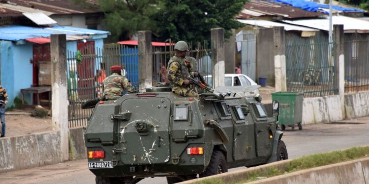 Militares golpistas detienen al presidente de Guinea y ordenan disolver las instituciones