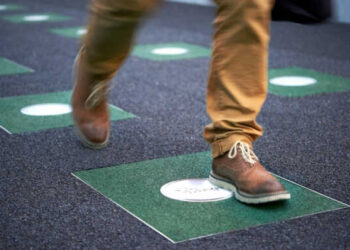 Desarrollan un dispositivo que permite generar energía pisando sobre suelos de madera