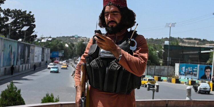 Talibanes: de prohibir internet en 2001 a explotar las redes sociales en su regreso