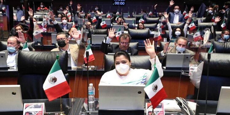 El Senado de México avala la consulta que permitiría el cese de López Obrador