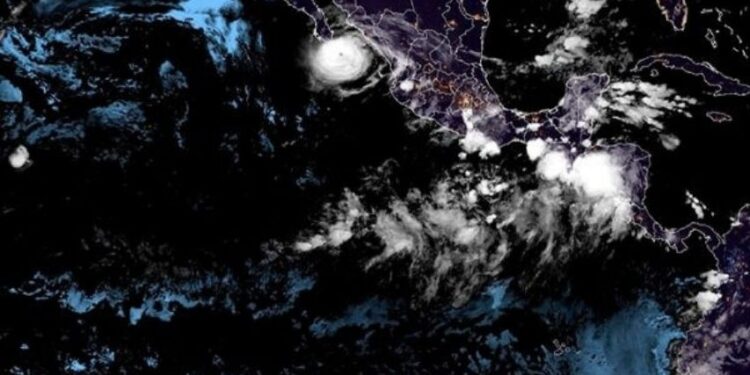 Olaf toca tierra como huracán de categoría 2 en Baja California Sur